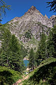 Dalla sponda Est del Lago Devero si ha piena visione della val Deserta e delle cime circostanti (pizzo Fizzo, punta di Valdeserta e Albrunhorn). 